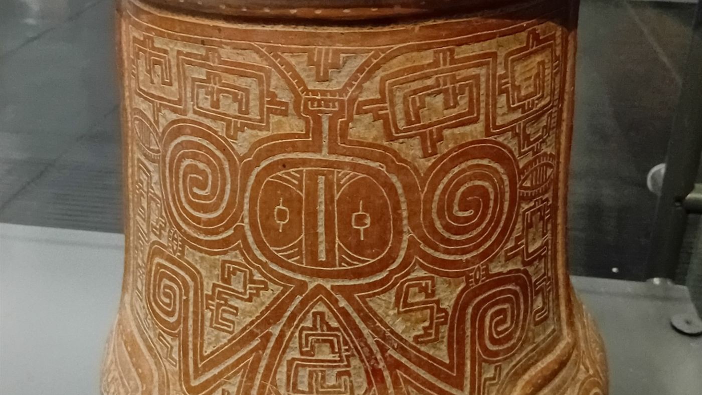 Urna funerária de cerâmica da tradição marajoara, exemplo da tradição funerária indígena no Brasil