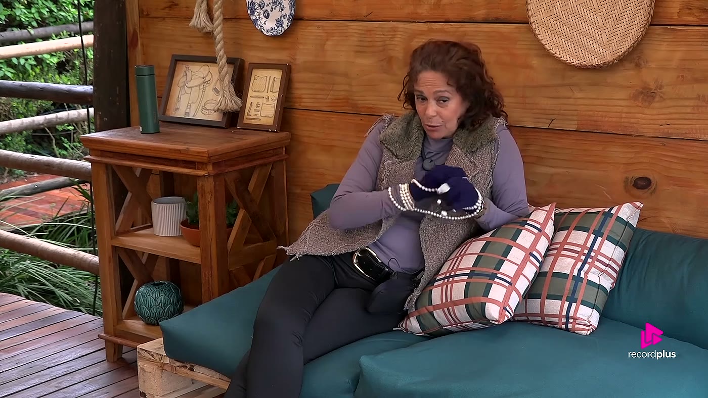 Giovanna Gold fala sobre o VAR do lixo na Fazenda 18, sentada no sofá da sede