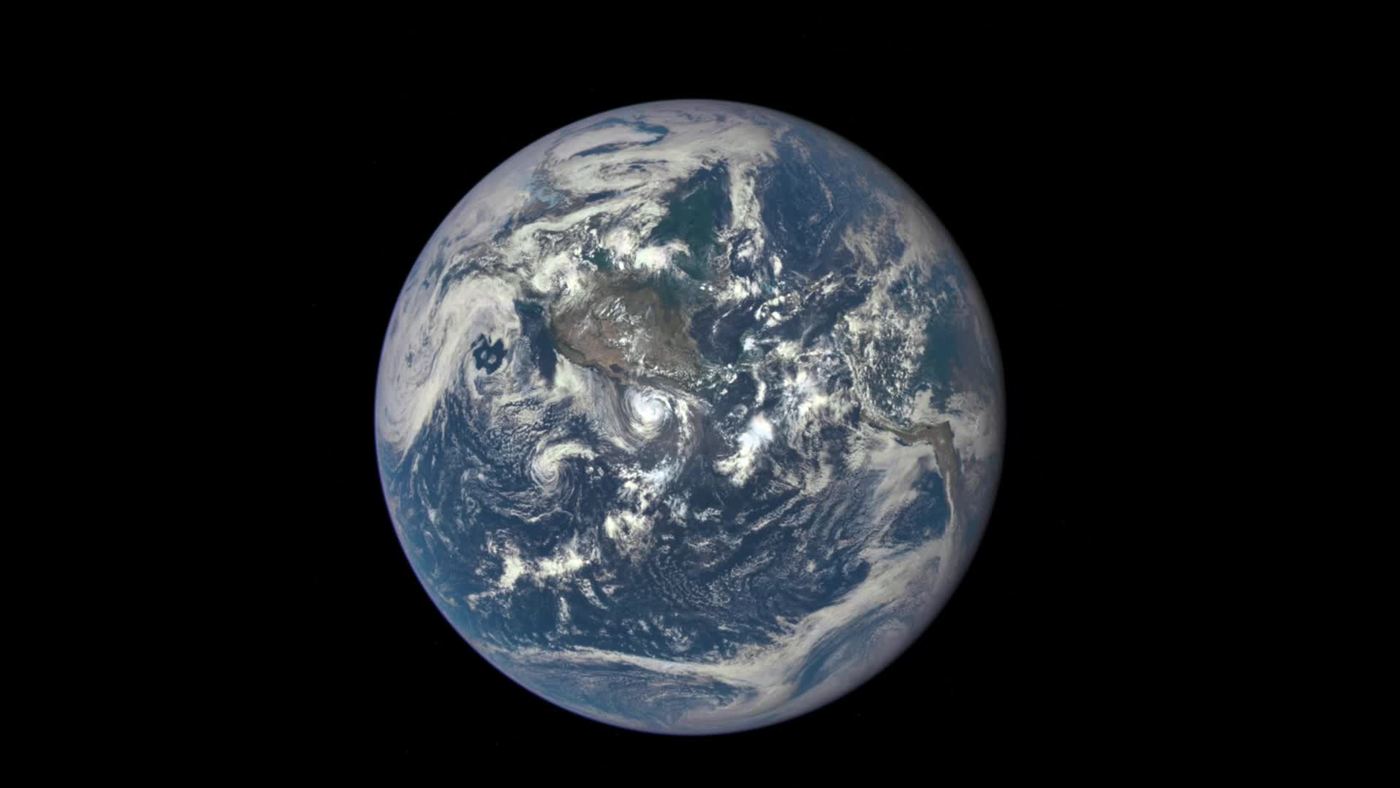 A Lua cruzando o disco da Terra, fotografada do espaço
