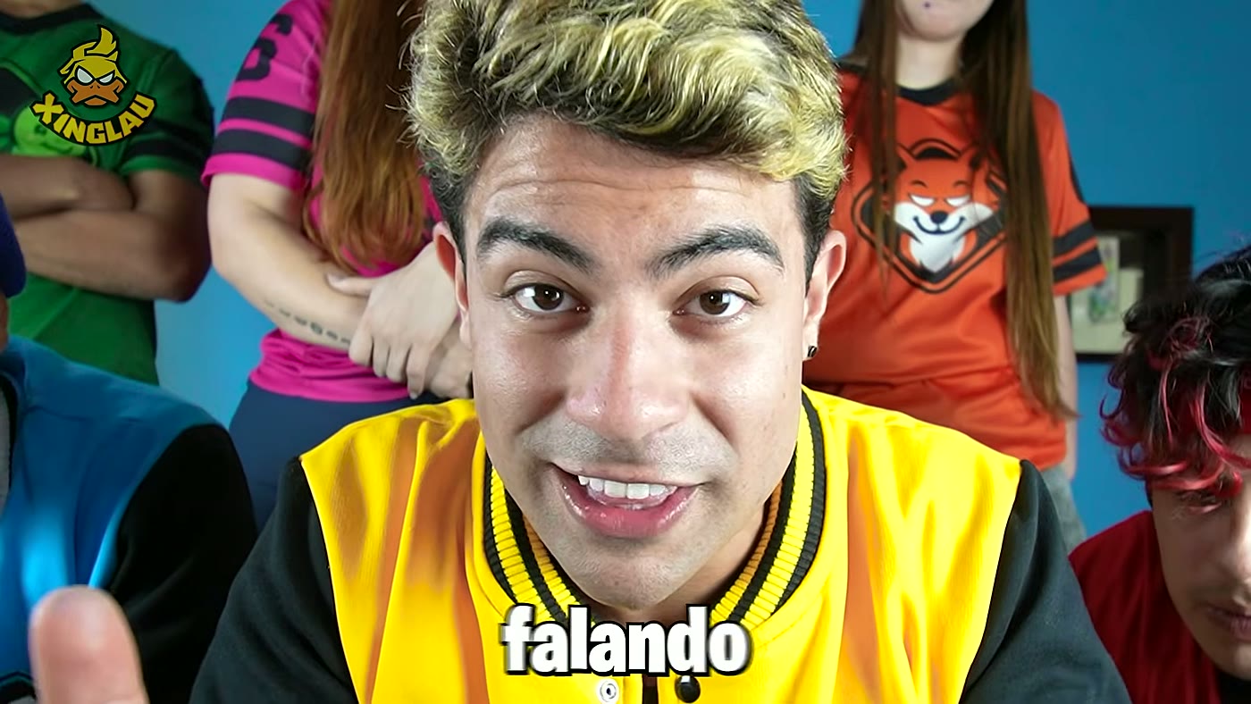 Xinglau falando no vídeo sobre o susto que o grupo levou no avião durante a tempestade no Paraná