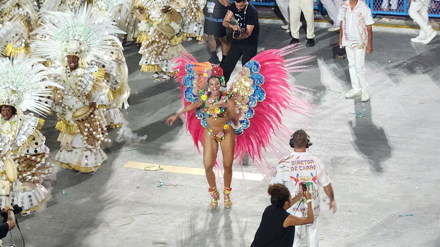 Alane Dias desfila fantasiada em evento público, antes de estrear no cinema
