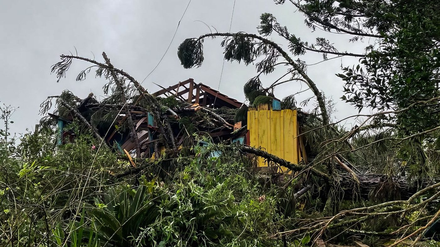 Alerta vermelho de tempestade no Sul: estragos de um ciclone extratropical anterior sobre uma casa no Rio Grande do Sul