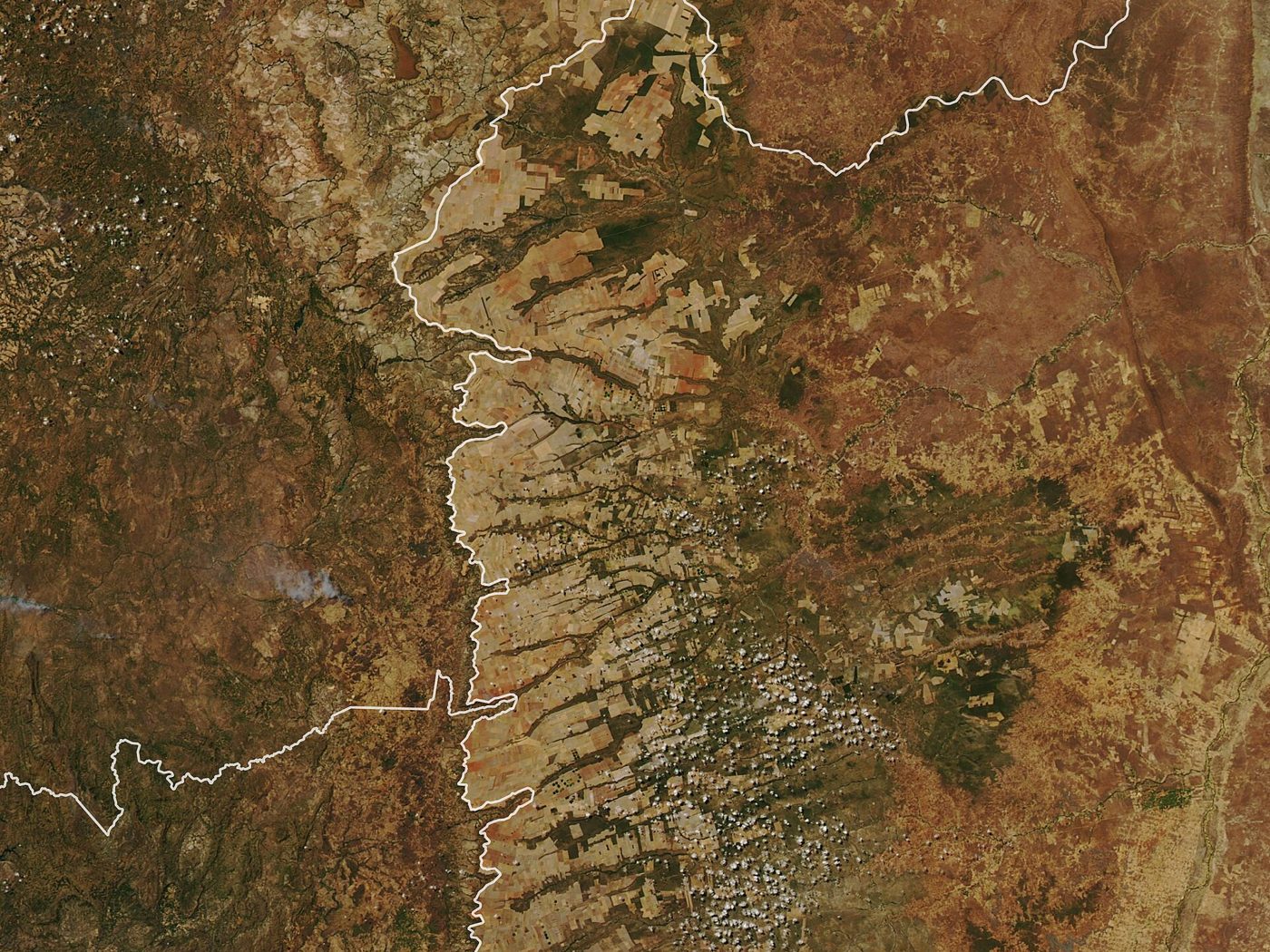 Imagem de satélite mostra o padrão geométrico de lavouras avançando sobre a vegetação nativa do Cerrado na região do Matopiba, no oeste da Bahia