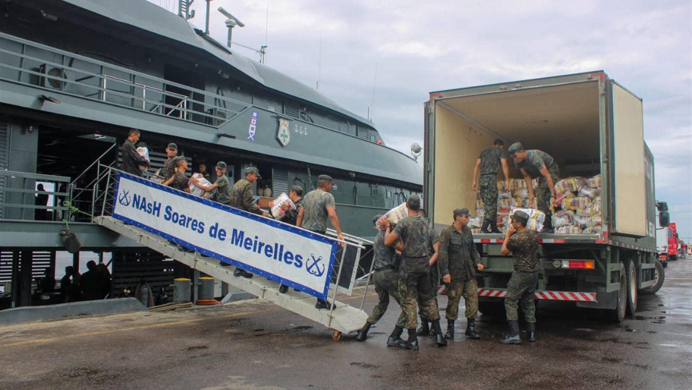 Militares carregam cestas básicas no Navio de Assistência Hospitalar Soares de Meirelles, em Manaus, com destino a Tefé, na seca que atingiu o Amazonas