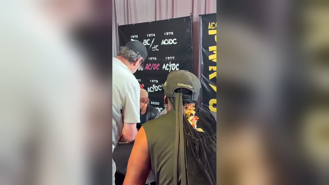 Fila de fãs do AC/DC no evento pop-up em Toronto depois do show cancelado