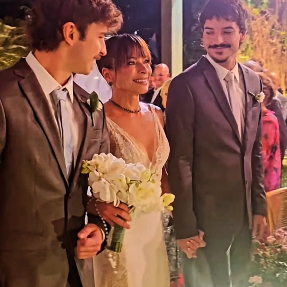 A atriz entrou acompanhada dos filhos Tom e Davi na cerimônia realizada no Rio.