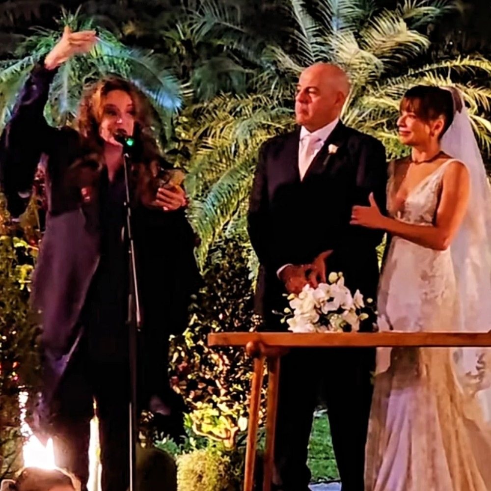 Ana Carolina participou da celebração e cantou ao término da troca de votos.