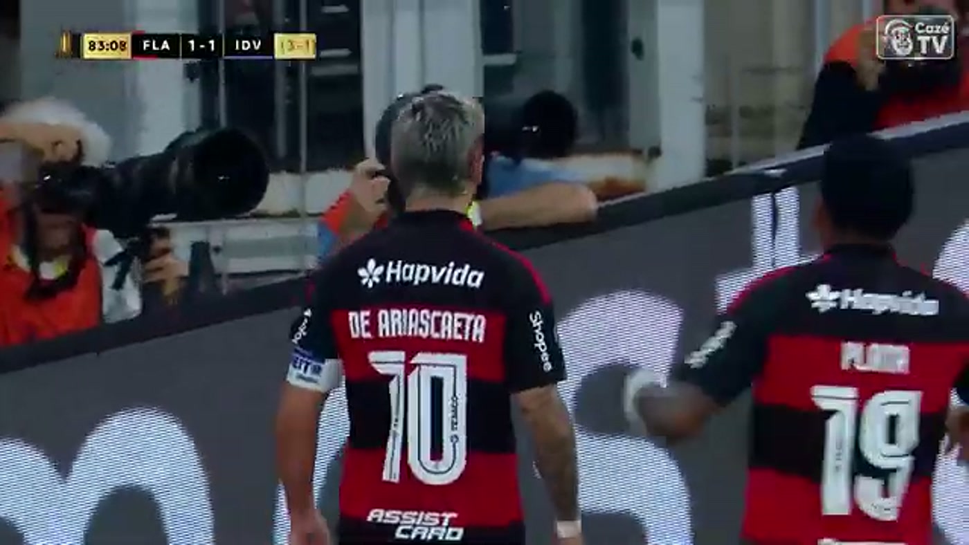 Gol do flamengo na libertadores: segundo tempo: arrascaeta comemora o gol de empate do Flamengo contra o Independiente del Valle na Libertadores
