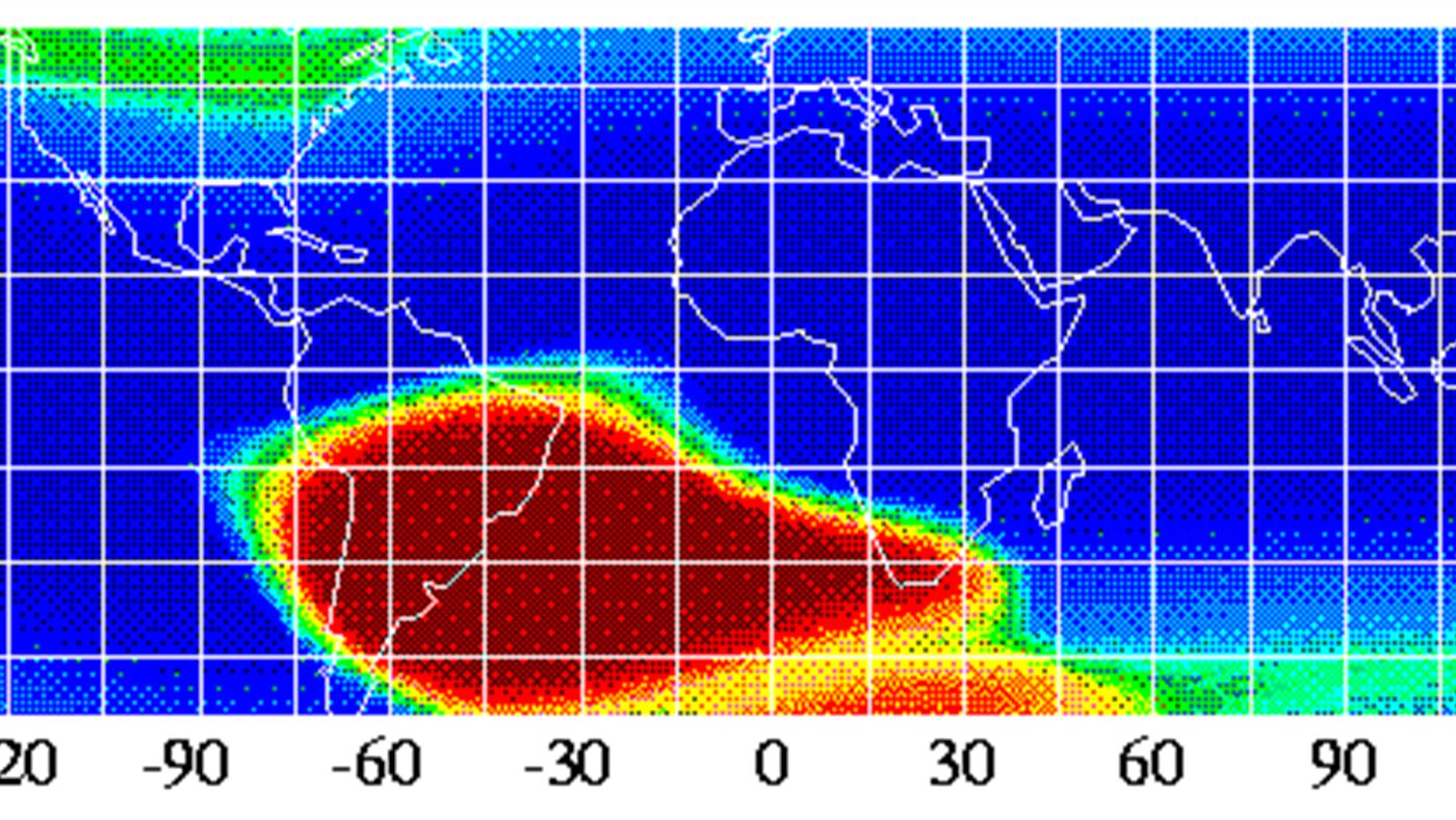 Mapa da Anomalia Magnética do Atlântico Sul feito por satélite mostrando a área de menor campo magnético sobre a América do Sul