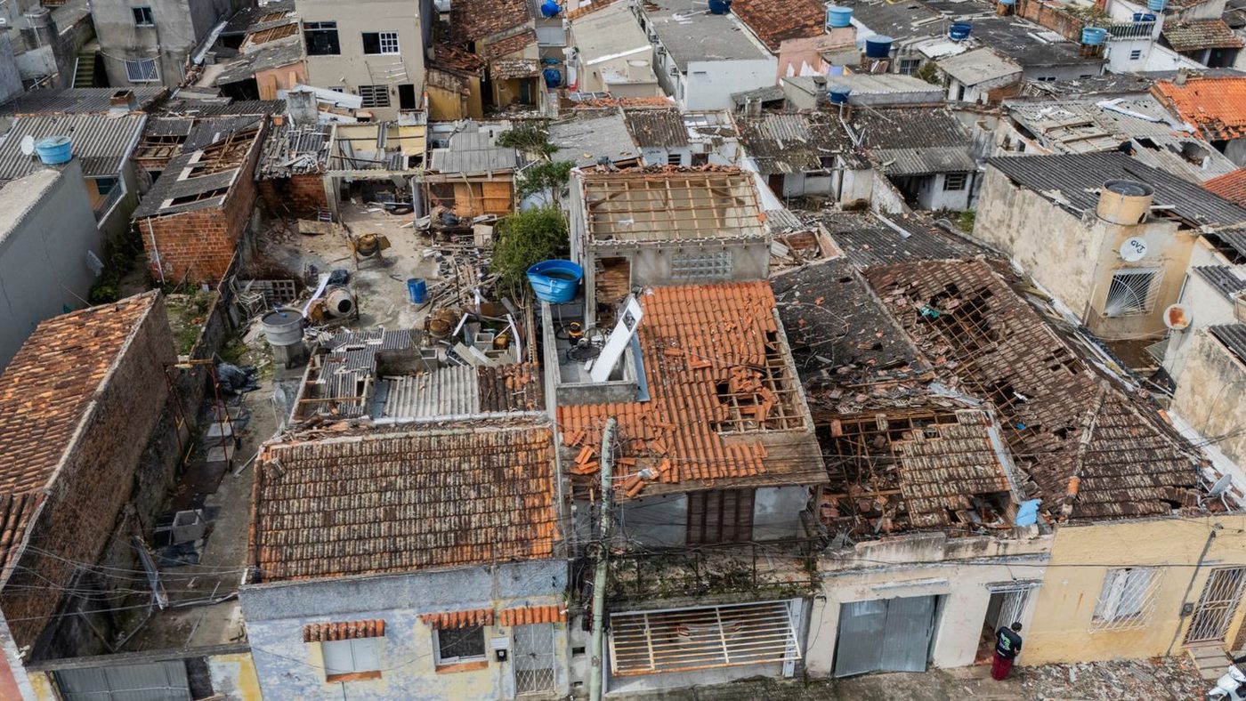 Vista aérea de casas destelhadas em Pelotas depois do vendaval de 21 de setembro de 2026