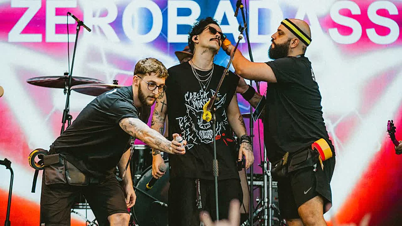 Hold do rock in rio: calango e Caio, do Balela, ajudam Zero no palco no Rock in Rio: assim é trabalhar no Rock in Rio como hold