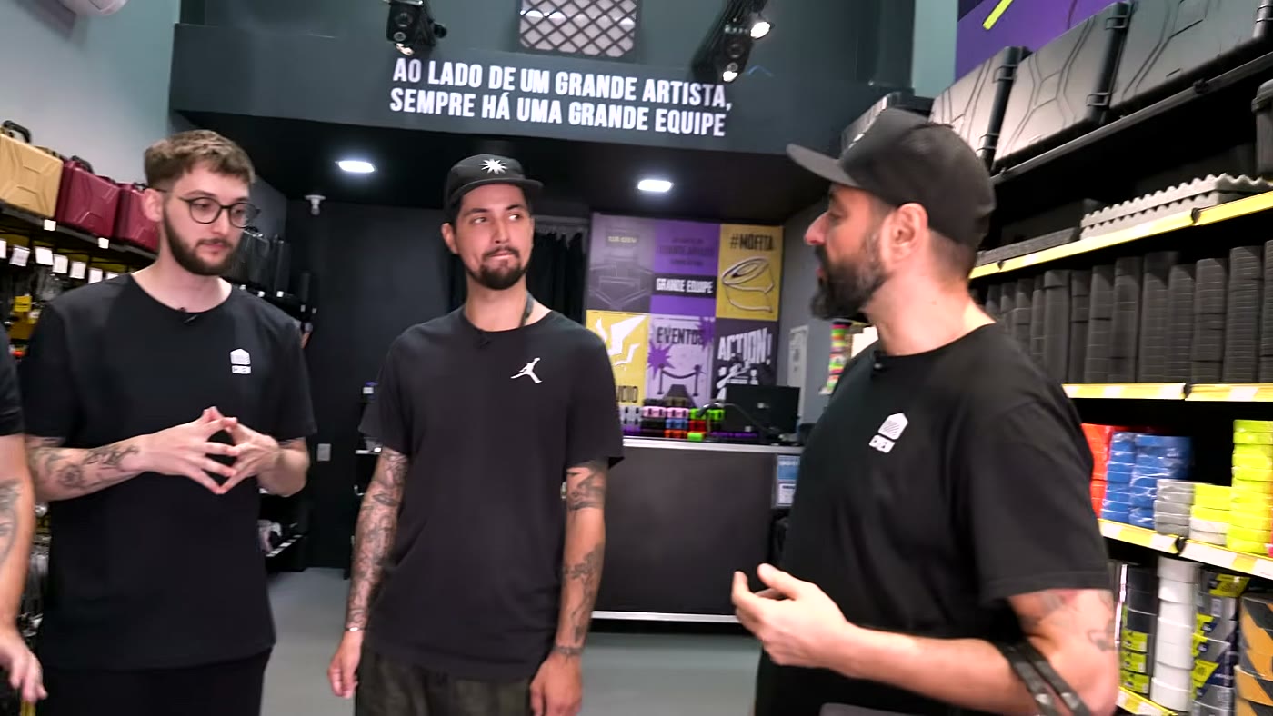 Rafinha Bastos ensina Calango e Caio dentro da loja Casa do Hold antes de trabalhar no Rock in Rio