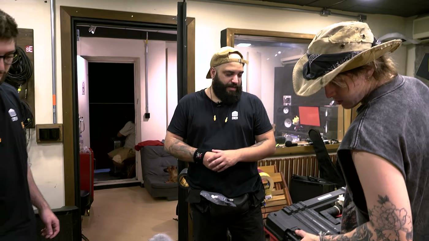 Bastidores do Rock in Rio 2026 com Calango e Caio preparando equipamento para trabalhar como hold