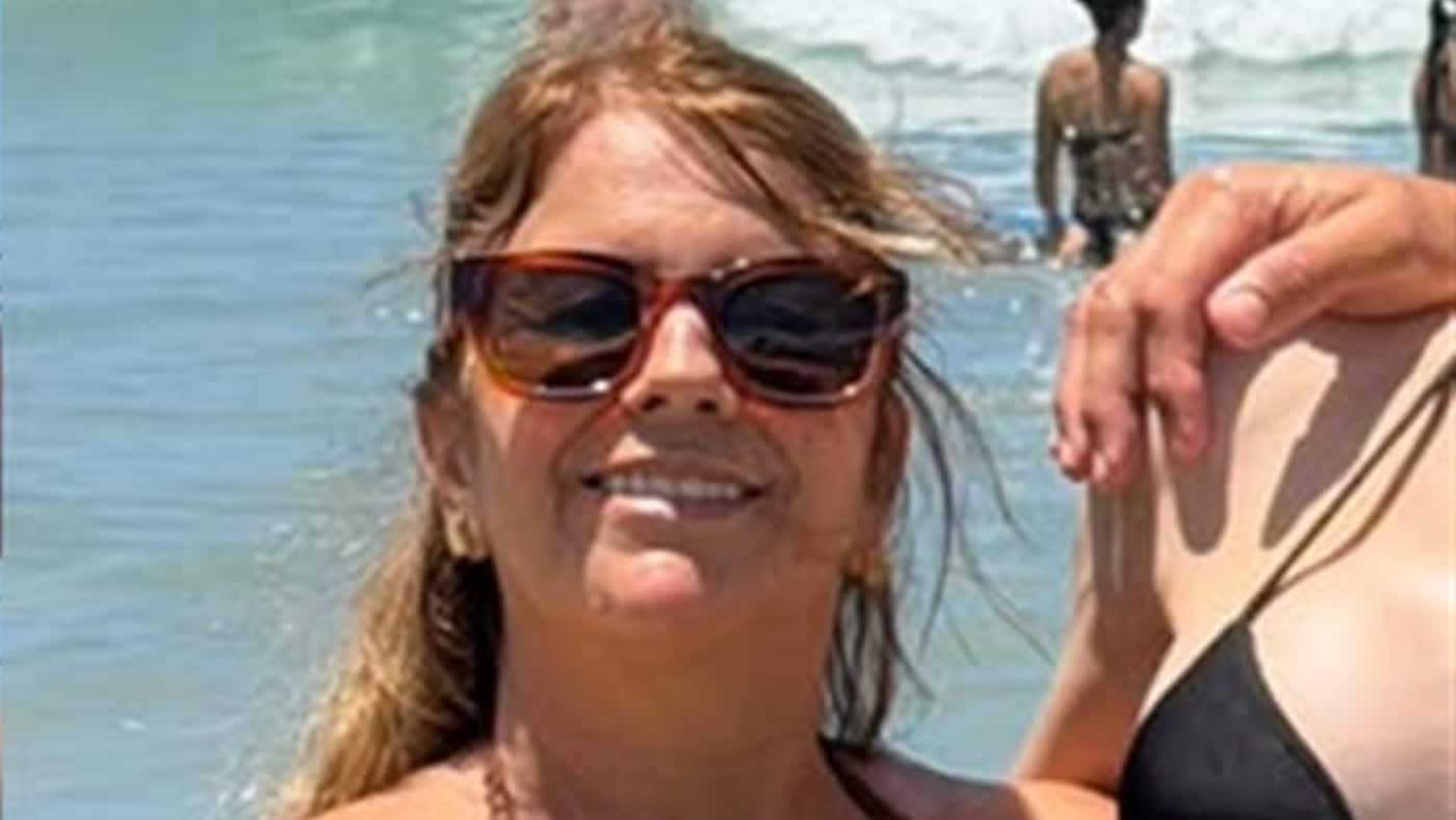Jurema, mãe de Bella Longuinho, em foto de praia usada em publicação sobre a transição de gênero