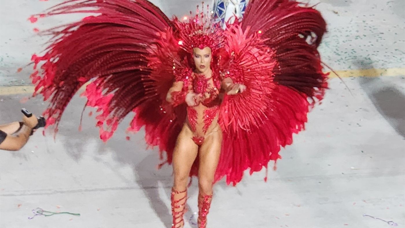 Musa em close durante desfile da Grande Rio, escola onde Brunna Gonçalves é musa