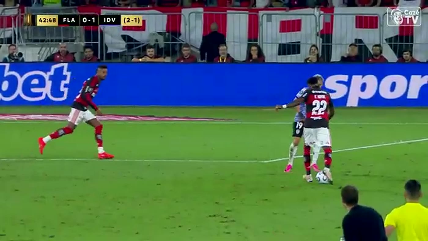 Lance do Flamengo no segundo tempo contra o Del Valle no Maracanã