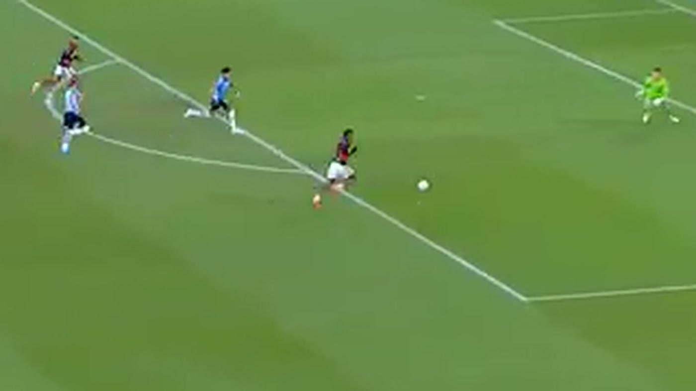 Bruno Henrique perde gol cara a cara com o goleiro do Del Valle no Maracanã