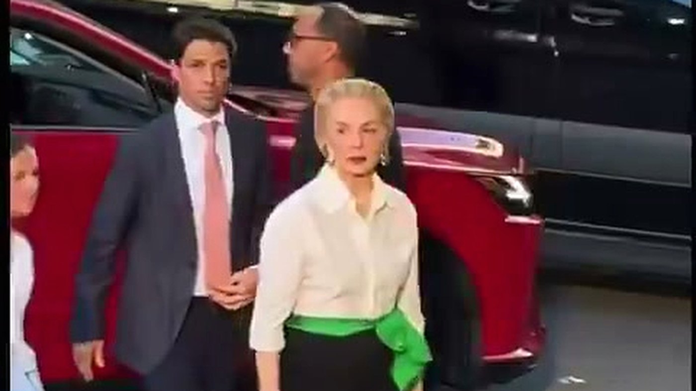 Carolina Herrera, 87 anos, acena de salto alto no desfile em Nova York