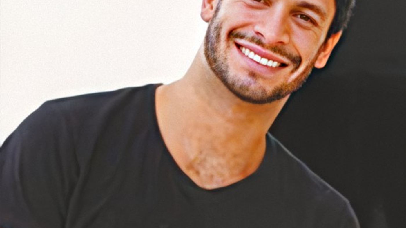 César, personagem de Rainer Cadete na novela Quem Ama Cuida