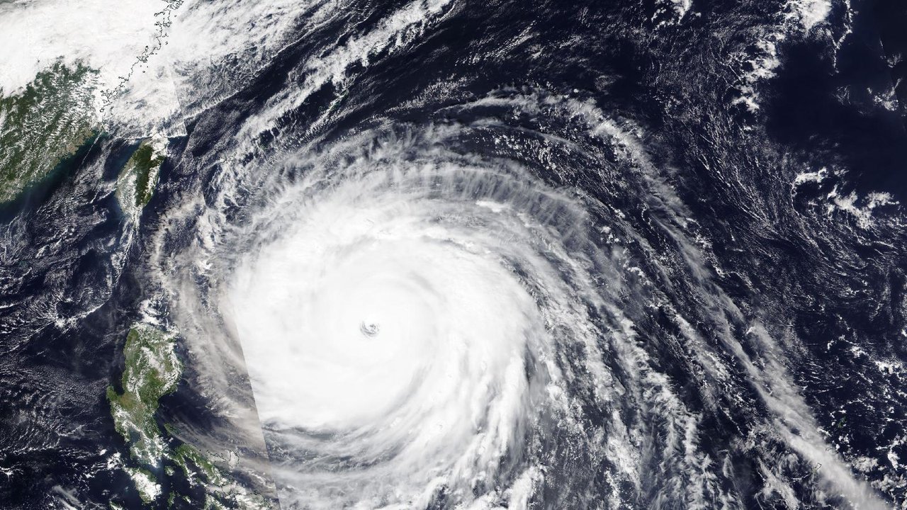 Imagem de satélite do supertufão Champi em 21 de outubro de 2026 no Mar das Filipinas, com Taiwan e as Filipinas à esquerda