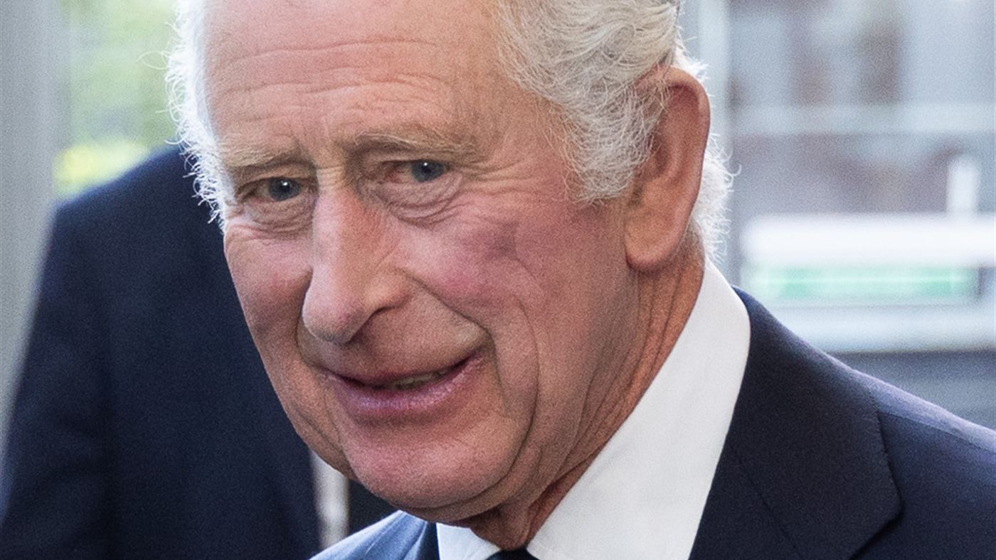 Rei Charles em evento oficial, alvo do relato de Earl Spencer sobre Diana