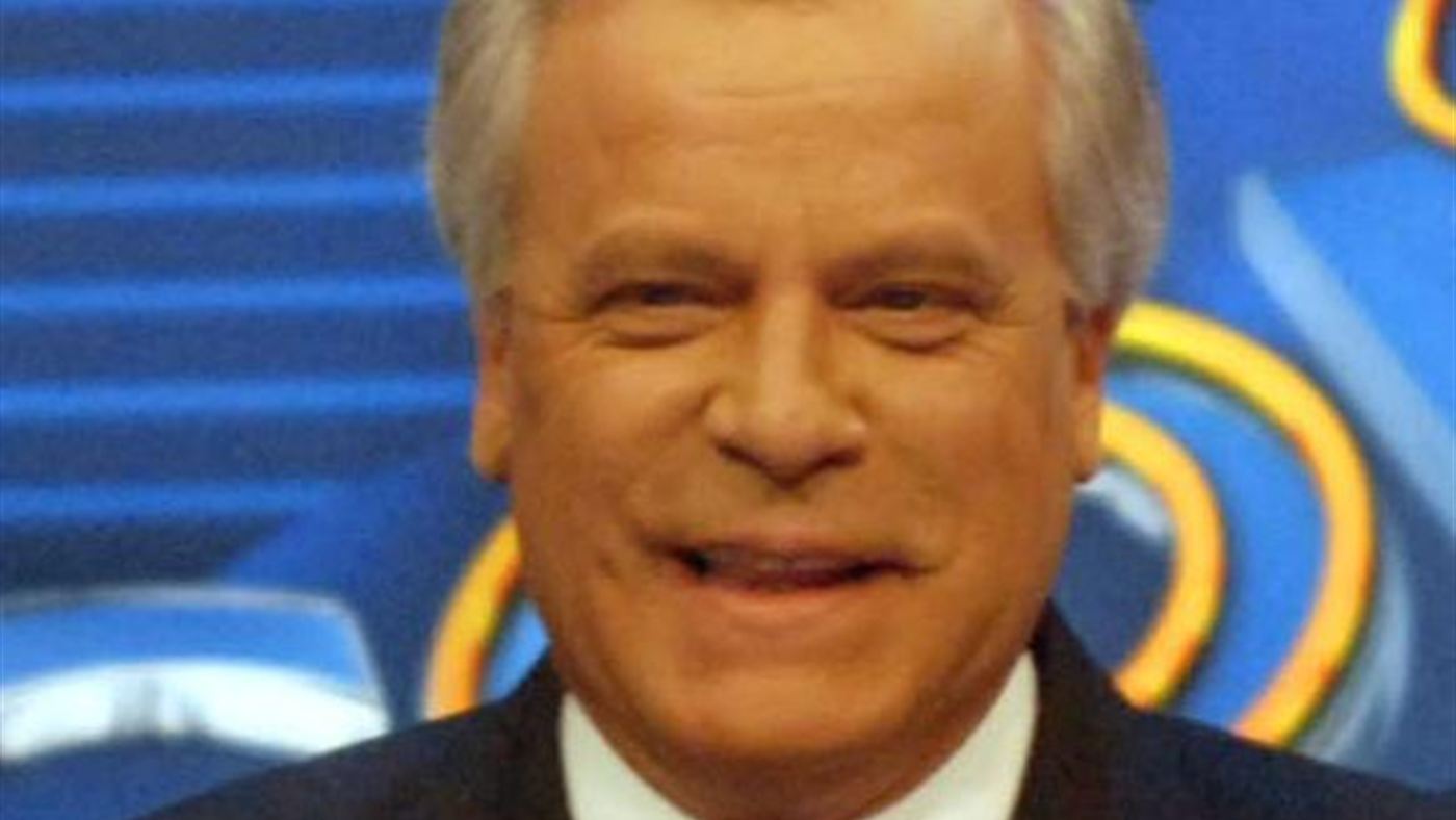 Chico pinheiro câncer: chico Pinheiro, jornalista que anunciou a cura do câncer de intestino, sorri em evento de TV