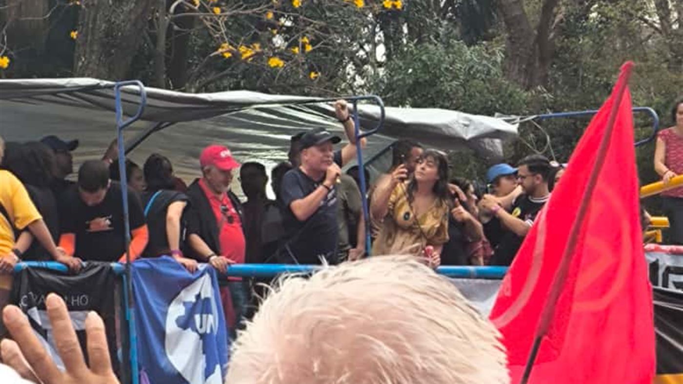 Chico Pinheiro em evento público antes do tratamento contra o câncer de intestino