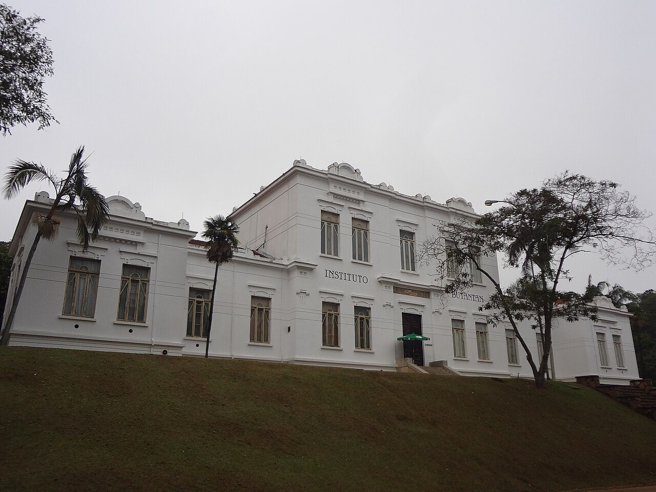 Fachada do prédio histórico do Instituto Butantan, em São Paulo, responsável por parte da produção de soro antiofídico do Brasil