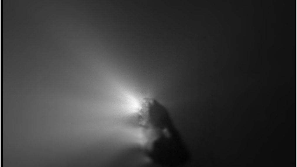 Núcleo do cometa Halley em 1986, imagem em preto e branco da sonda Giotto com jatos de poeira saindo do lado iluminado