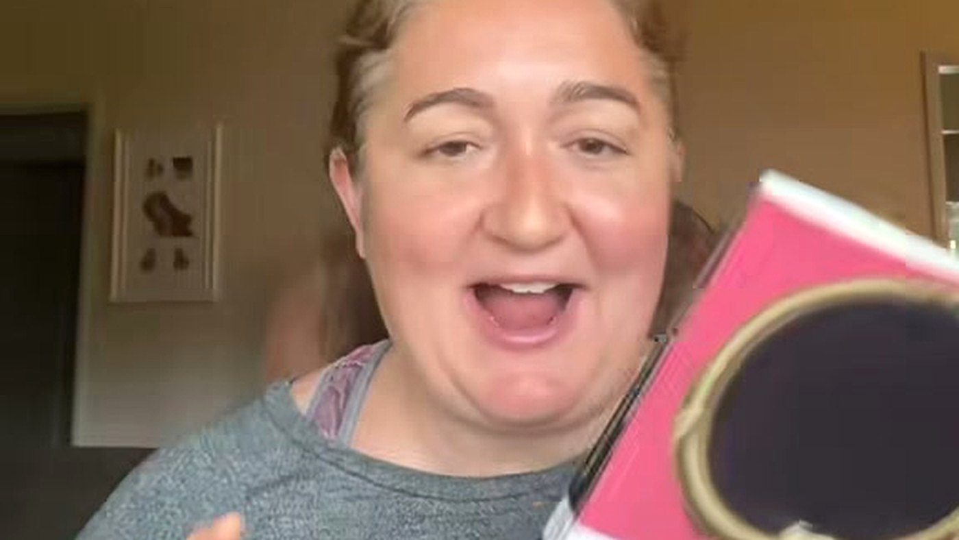 Courtney Novak segura o livro de Machado de Assis no vídeo que viralizou