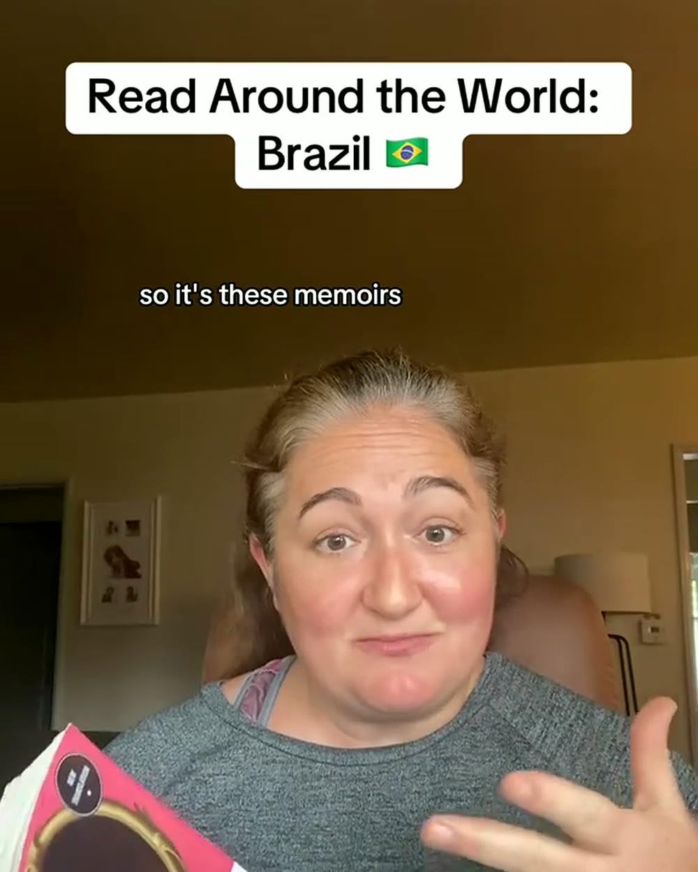 Courtney Novak mostra o livro de Machado de Assis, Memórias Póstumas de Brás Cubas