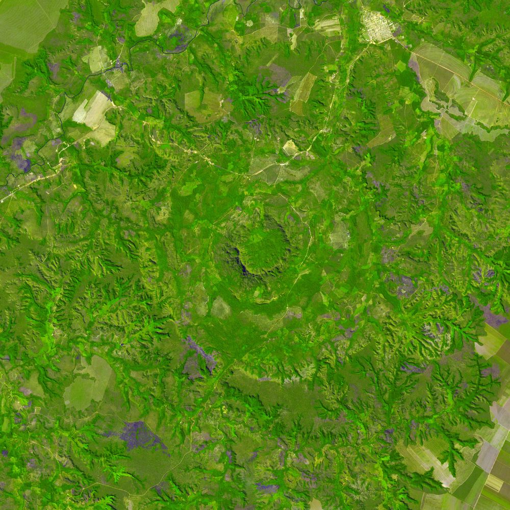 Vista de satélite do cerrado com um anel circular de morros no centro, a cratera de Serra da Cangalha