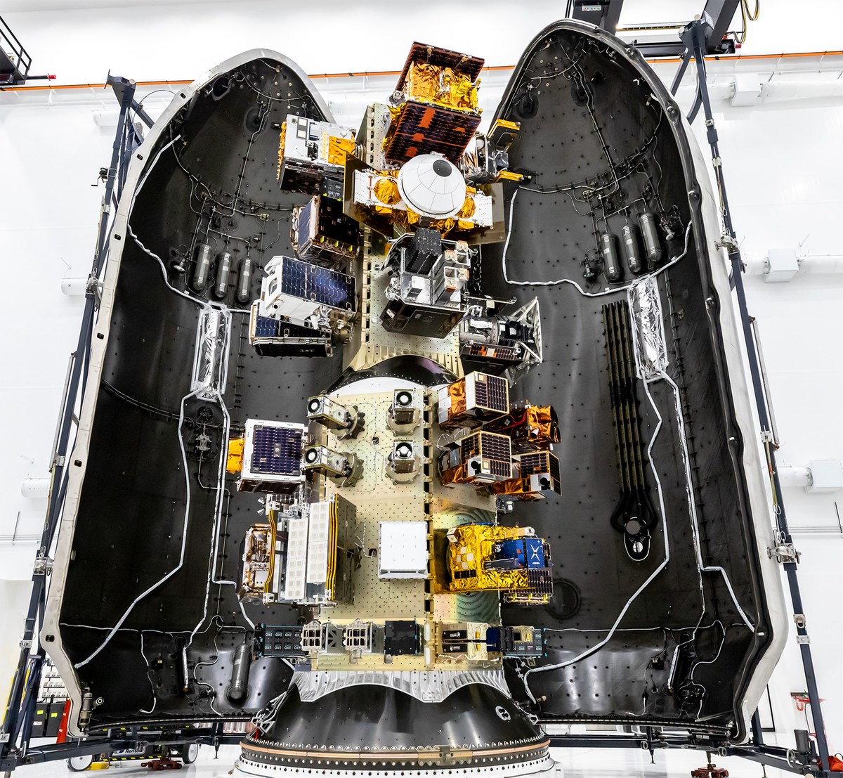 Pequenos satélites da missão Transporter-18 presos ao adaptador dentro da coifa aberta do Falcon 9 em Vandenberg