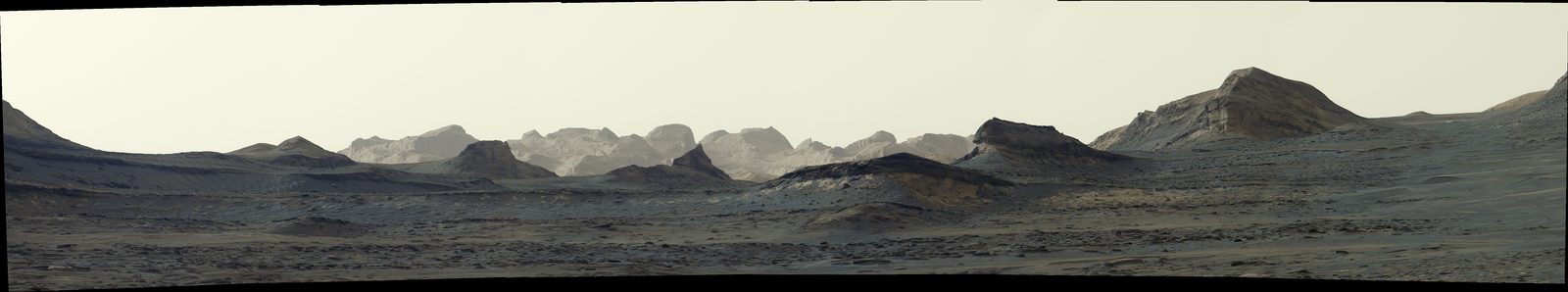 Faixa do panorama completo do Curiosity em Marte, com colinas escuras e penhascos claros ao fundo sob céu amarelado