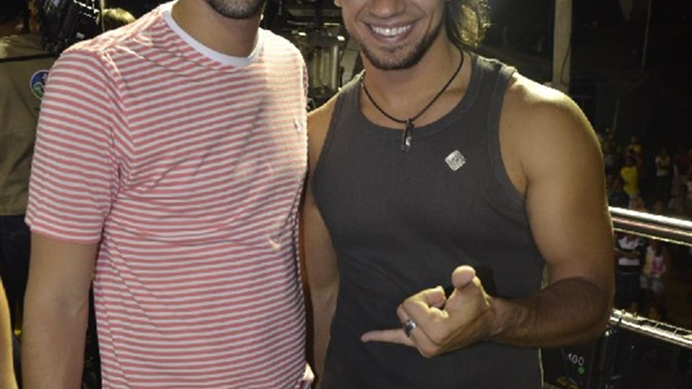 Mariano, cantor no centro do climão entre Darlin e a Fazenda 18, sorri em cima do palco durante show