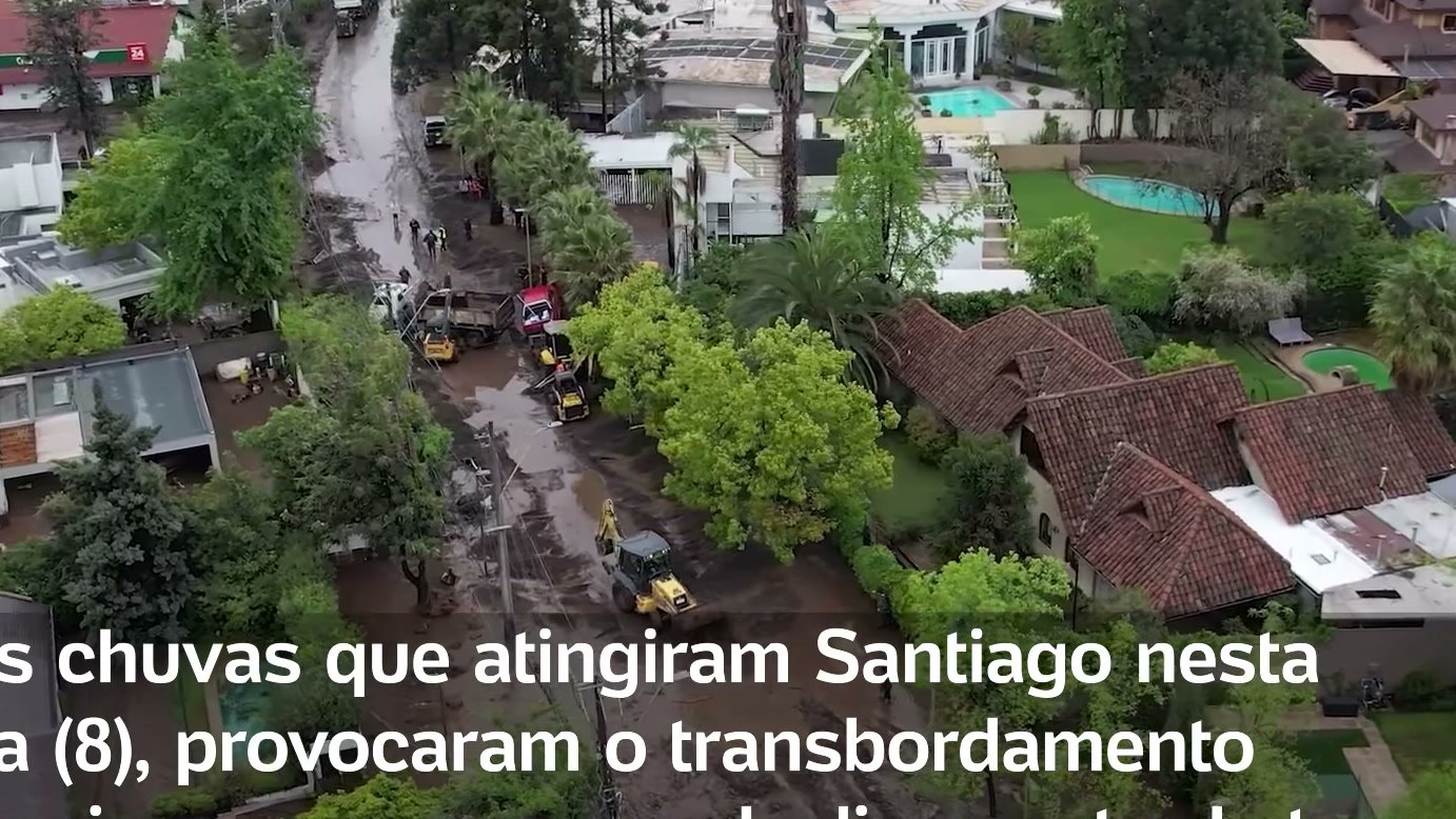 Imagem de divulgação: Deslizamentos provocados por fortes chuvas deixam destruição em Las Condes, e vídeo do UOL apresenta uma visão aérea da região colocada em calamidade pública