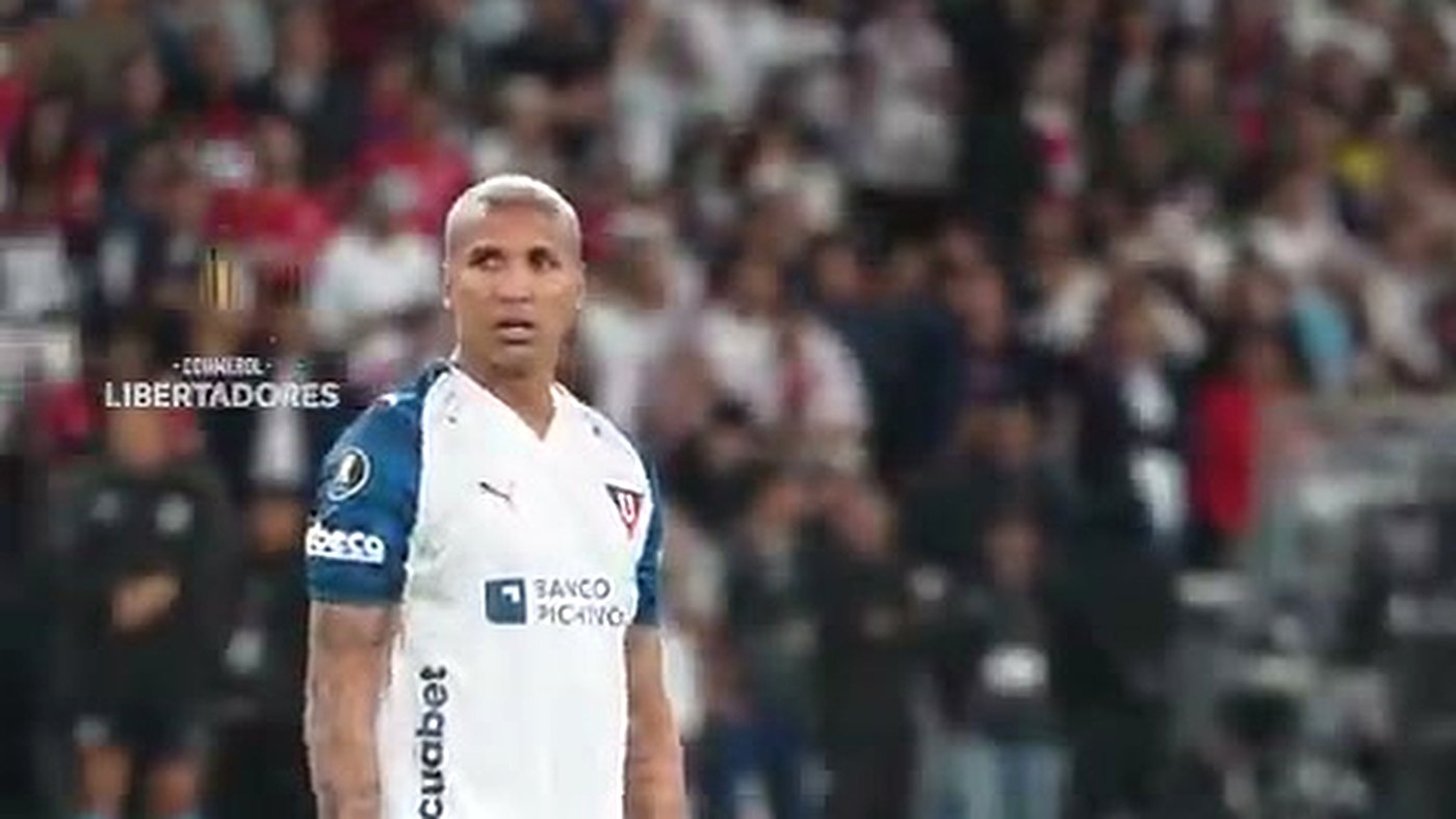 Deyverson faz gesto apontando para o meio do gol na cobrança de pênalti contra Carlos Miguel