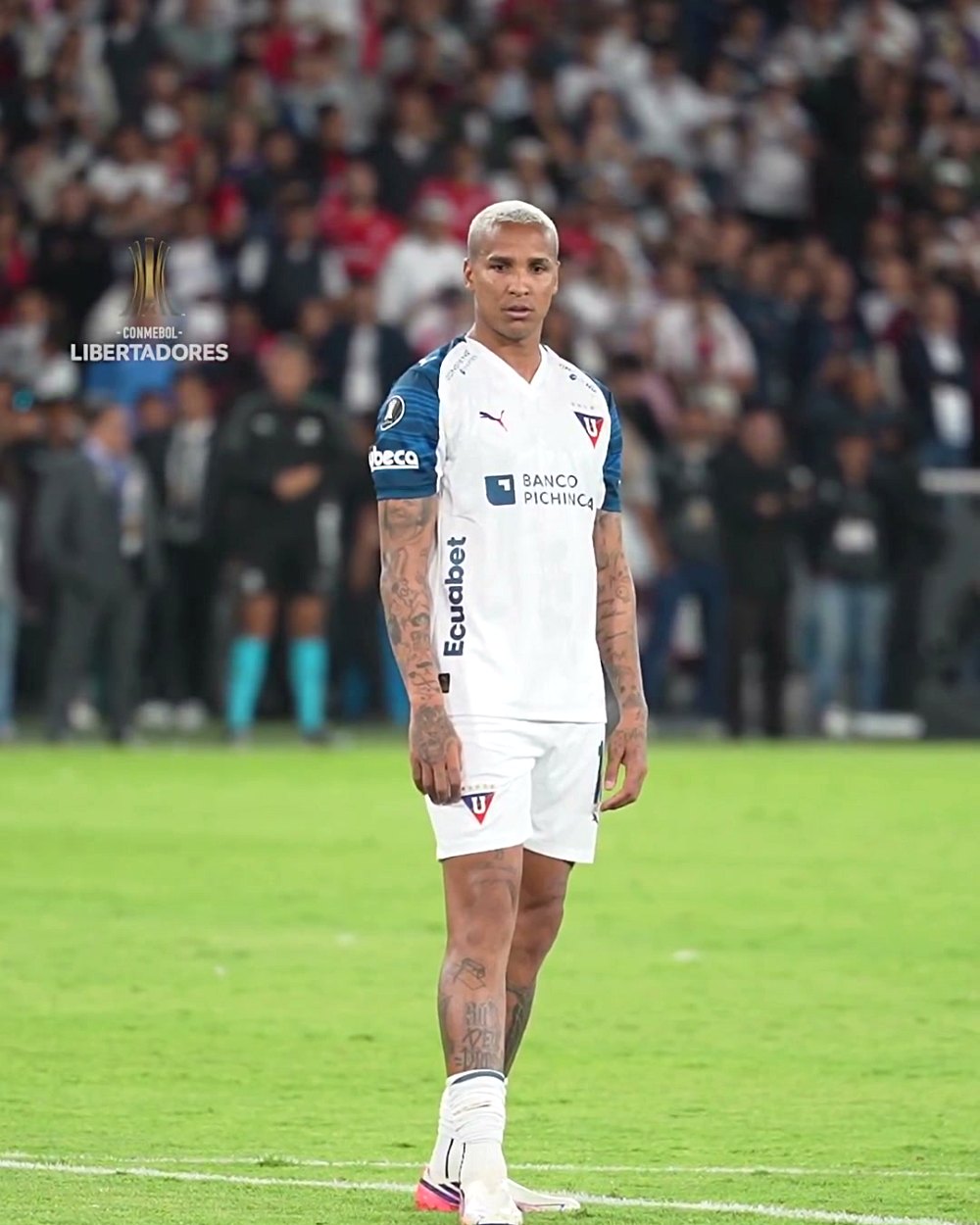 Deyverson caminha até a bola antes de cobrar o pênalti contra o Palmeiras