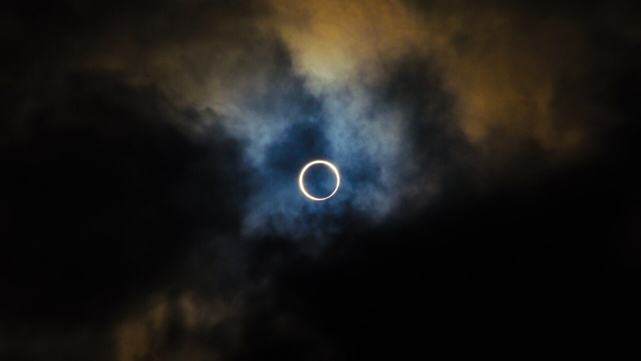 Anel de fogo do eclipse solar anular de dezembro de 2019 visto por entre nuvens em Singapura