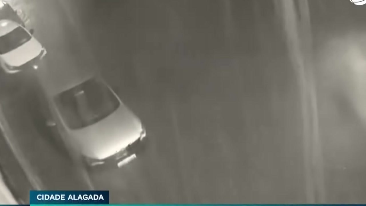 Imagem de divulgação: Rua na zona sul de São Paulo fica tomada pela água em três minutos, mas prejuízos da enxurrada aparecem depois, segundo Record News