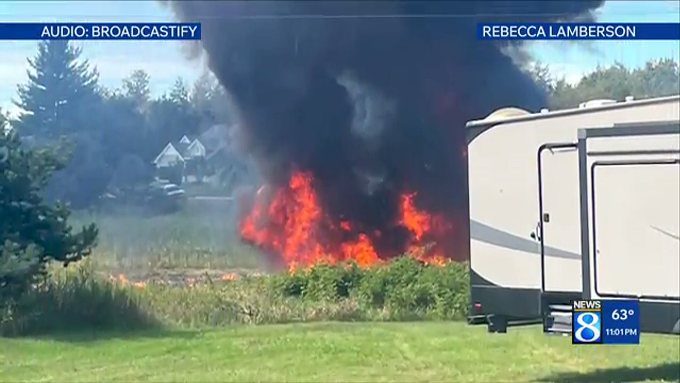 Fogo e fumaça no exato instante em que o F-16 caiu em Michigan, perto de casas e de um trailer estacionado