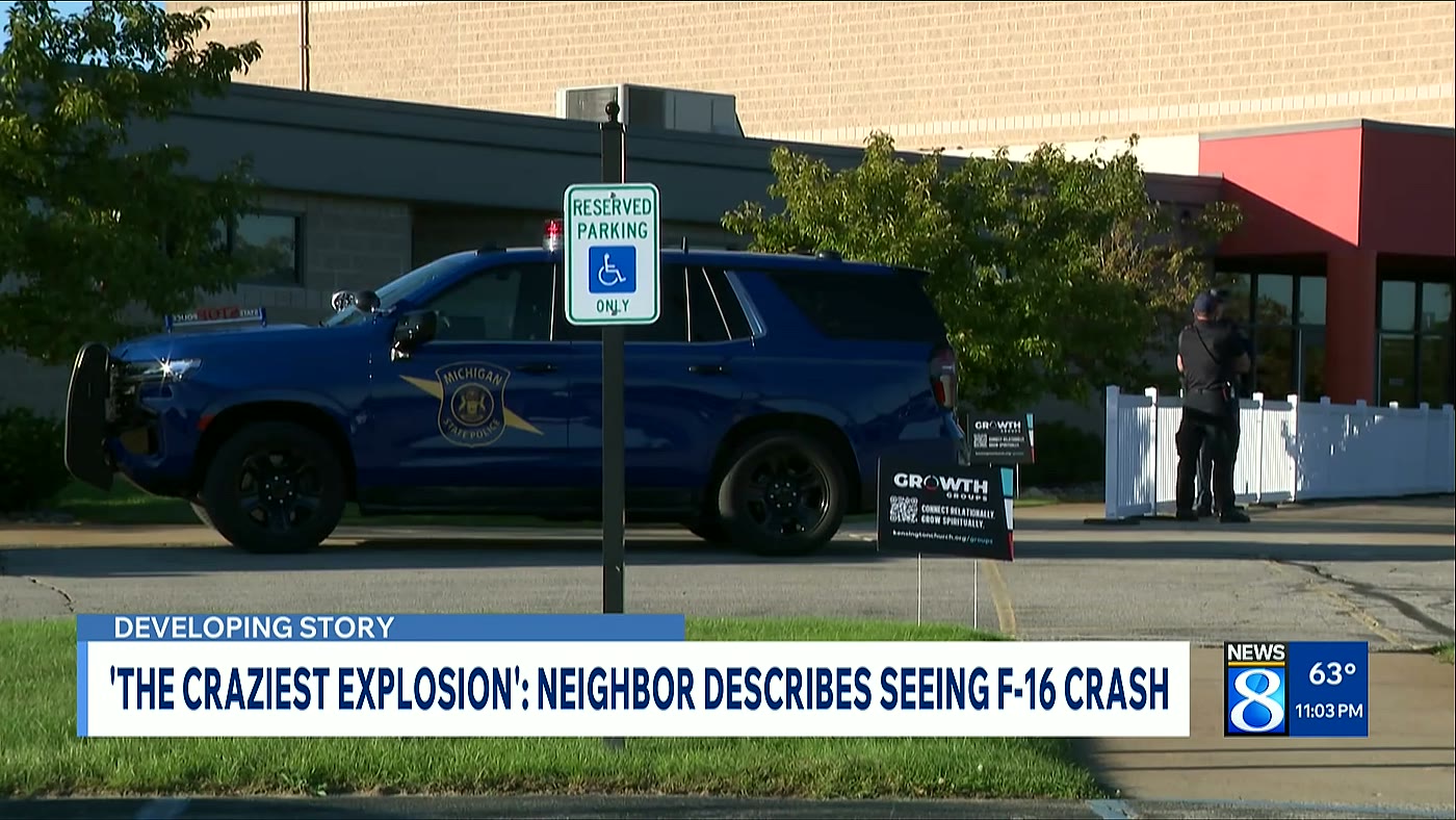 Viatura da polícia de Michigan no ponto de apoio montado para os moradores evacuados após a queda do F-16