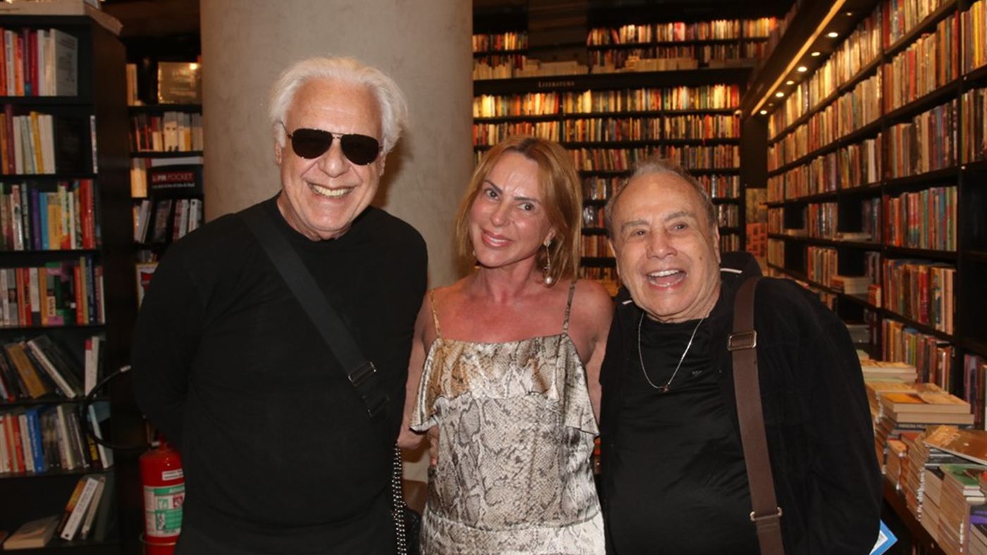 Antonio Fagundes, Marilene Saade e Stênio Garcia sorriem juntos em livraria