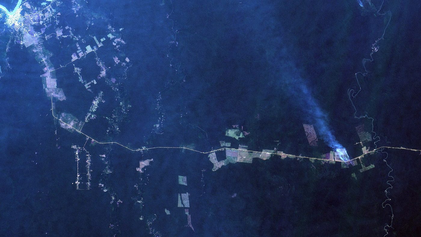 Imagem de satélite mostra fumaça de uma queimada às margens da Rodovia Transamazônica, em Canutama, no sul do Amazonas