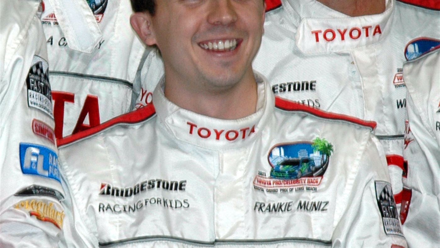 Frankie Muniz sorrindo em foto recente, anos após o fim de Malcolm