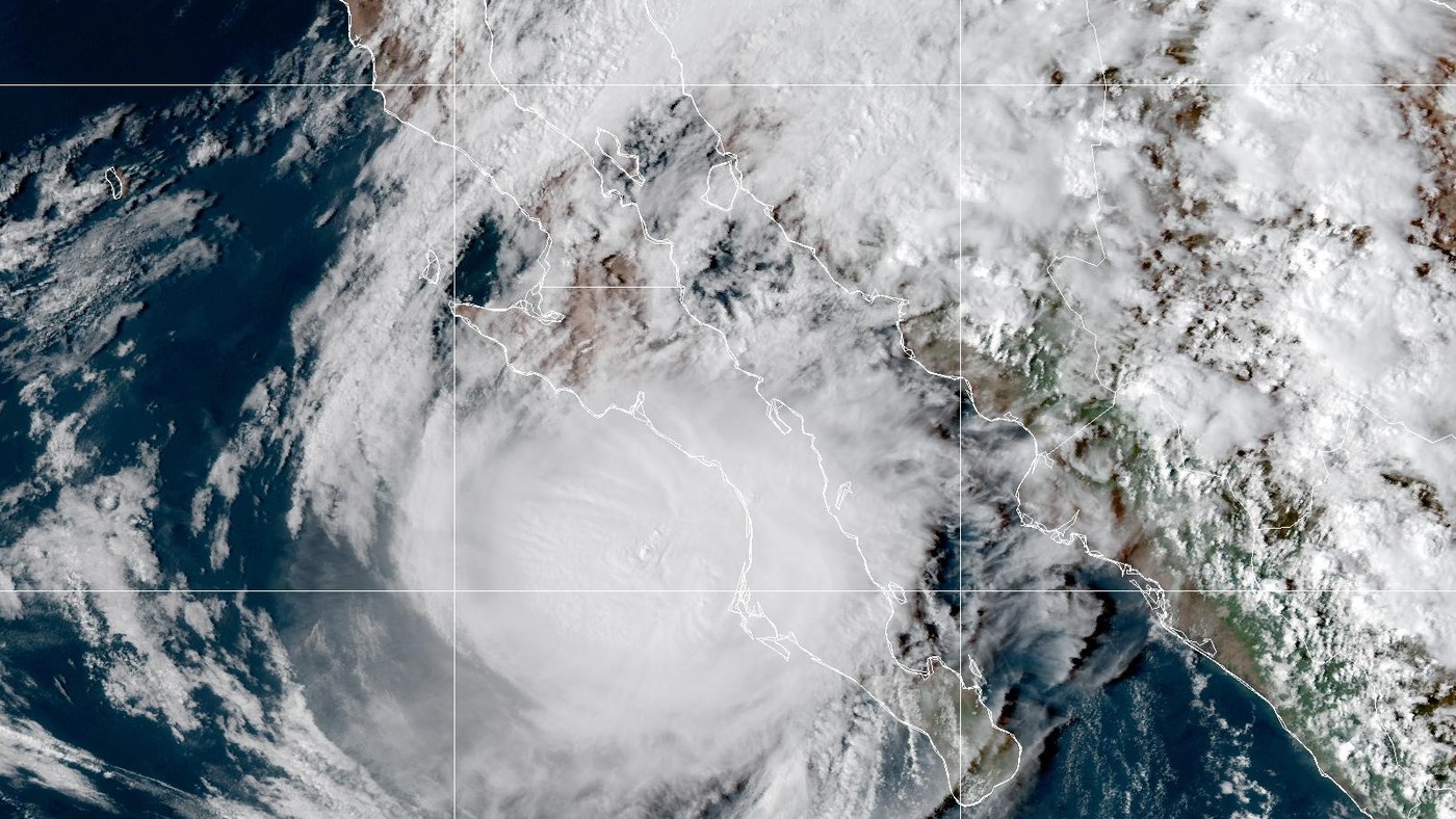 Furacão Polo sobre a costa oeste da Baja California Sur na tarde de 28 de setembro, visto pelo satélite GOES-18, com a massa de nuvens cobrindo a península e o golfo da Califórnia