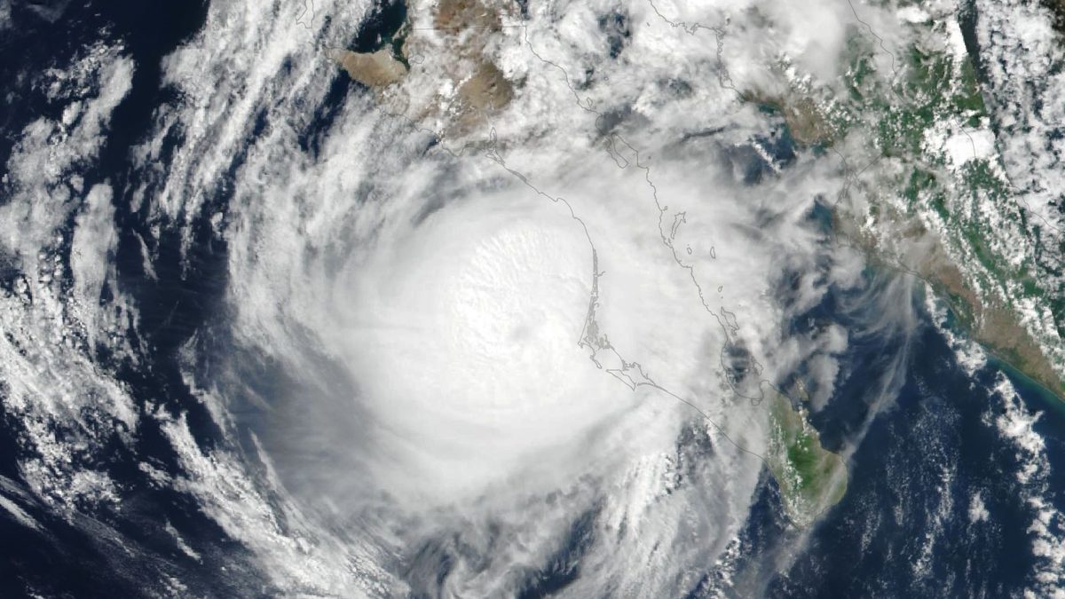 Furacão Polo coberto de nuvens brancas sobre a costa da Baja California Sur, no México, visto de satélite