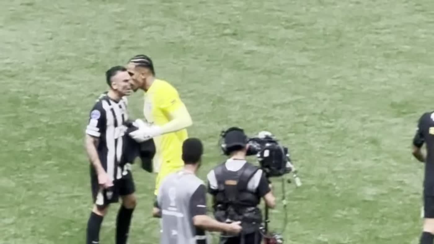 Jogador e goleiro do Atlético-MG comemoram cara a cara a classificação sobre o Santos nos pênaltis