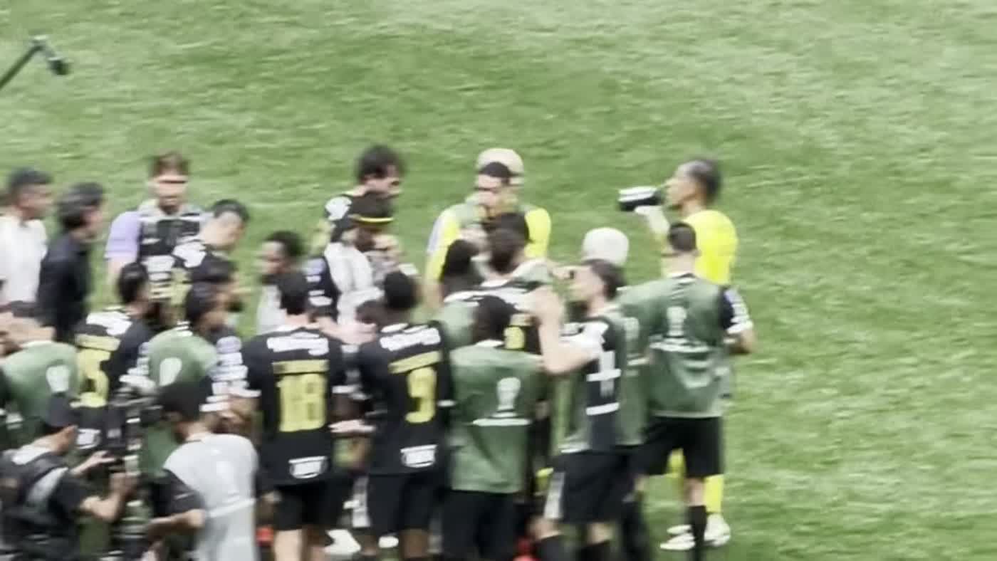 Jogadores do Atlético-MG se abraçam em campo após vencer o Santos nos pênaltis