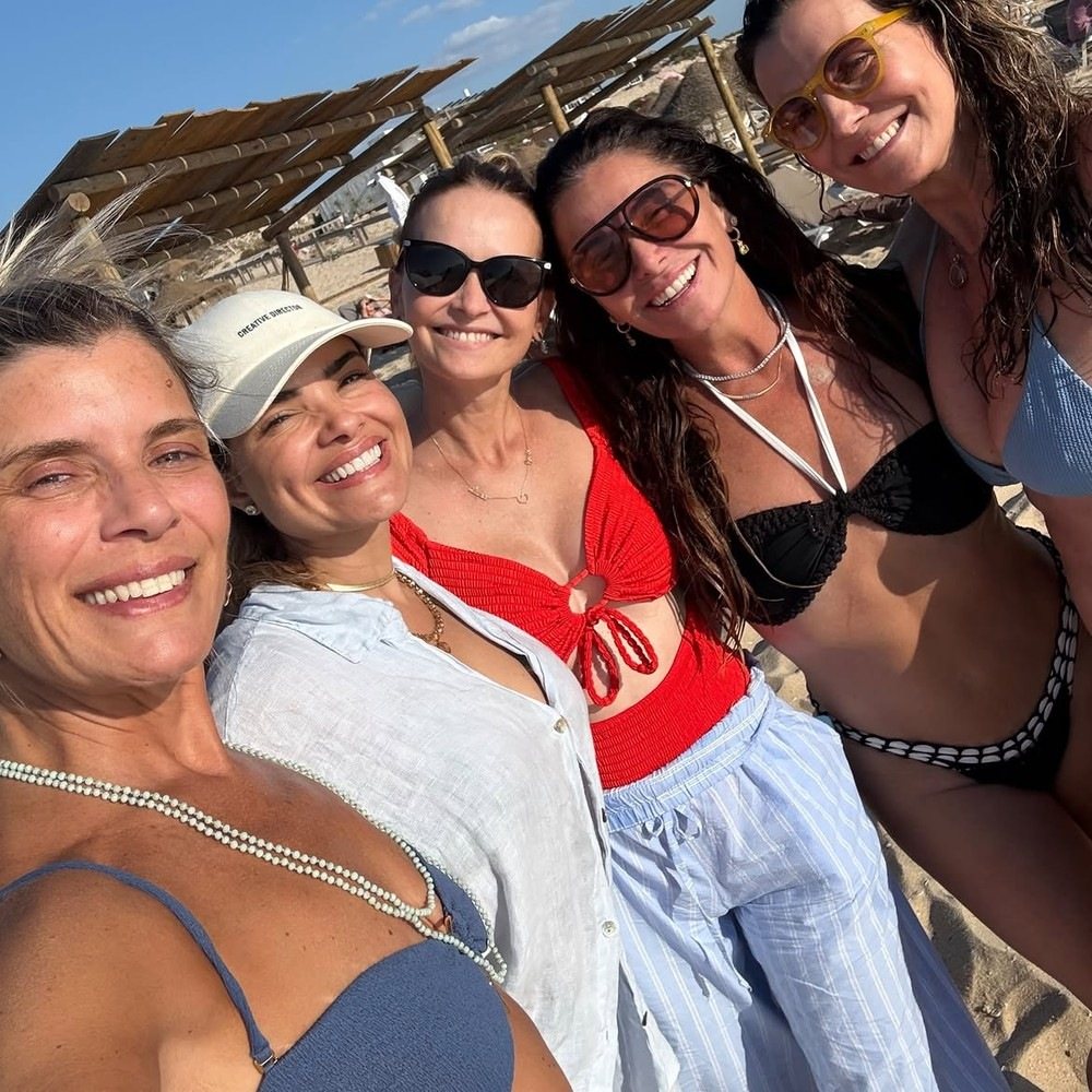 O grupo compartilhou fotos ao ar livre durante o fim de semana de descanso.
